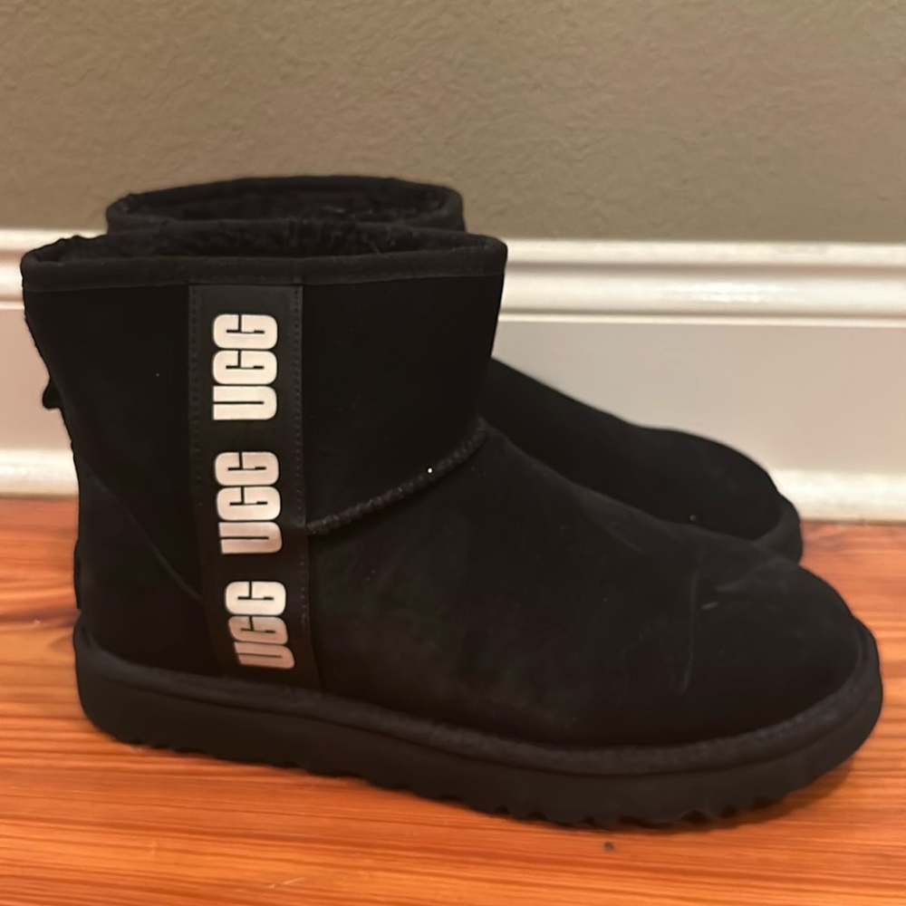 Women’s black short uggs